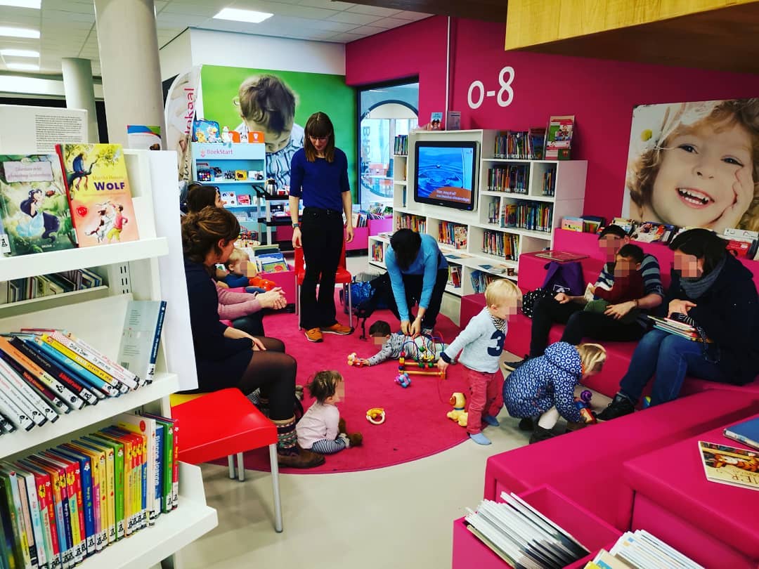 Vandaag, bij Mama Lokaal in Bibliotheek Idea Bilthoven, vertelde draagconsulent Janna Schouten Brouwer de geïnteresseerde ouders over wat ergonomisch dragen en de voordelen van het dragen zijn terwijl de kinderen mooi speelden met het speelgoed van Speel-o-theek De Bilt.
#speelotheekdebilt.nl #speelotheek #toylibrary #toys #speeletjes #sustainable #circulareconomy #mamalokaal #DeBilt #Bilthoven #draagkrachtutrecht